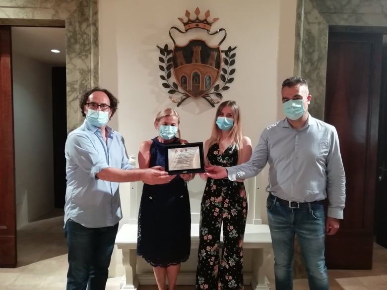 consegna riconoscimento dirigente scolastica Bartocci