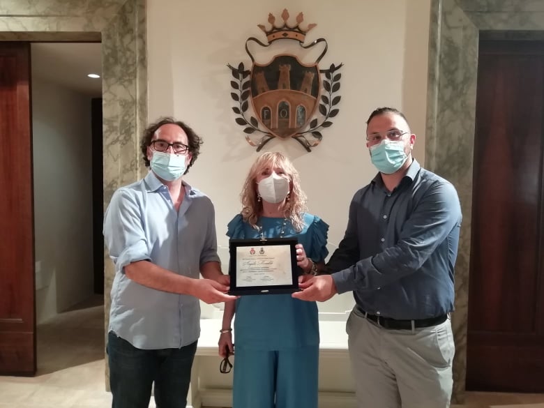 consegna riconoscimento dirigente scolastica Monaldi