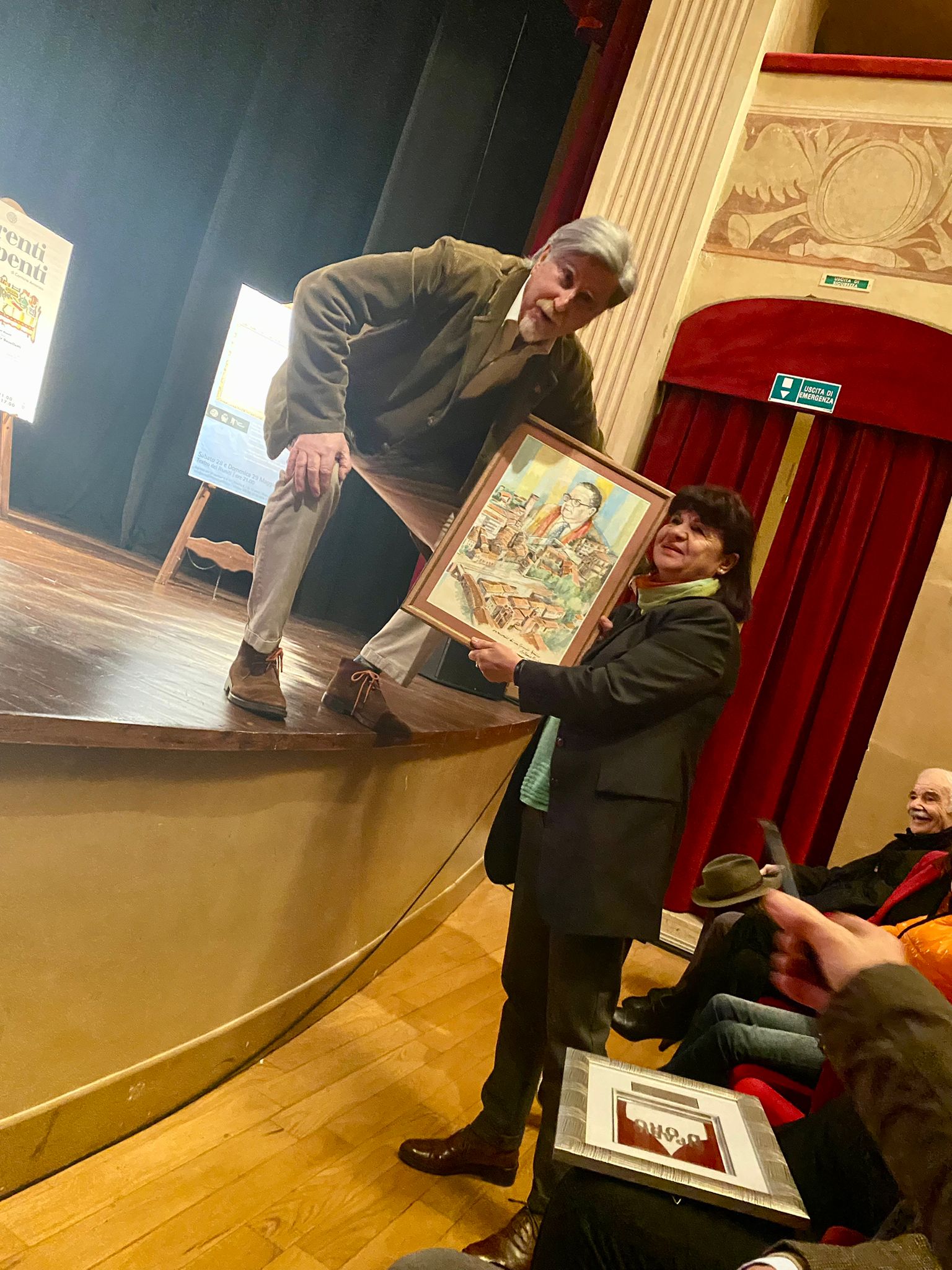 Il momento della consegna del ritratto