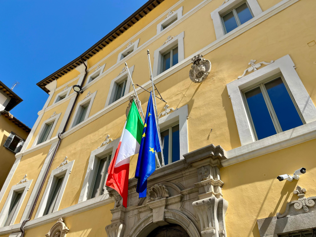 UMBERTIDE RENDE OMAGGIO A PAPA FRANCESCO: BANDIERE A MEZZ’ASTA IN SEGNO DI LUTTO