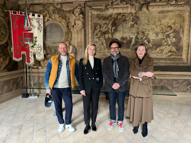 Bici colorate in via Garibaldi: l'Amministrazione accoglie in Comune i due commercianti ideatori dell'iniziativa