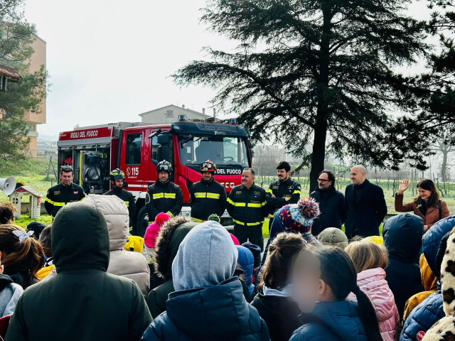 Visita dei Vigili del Fuoco e del Sottosegretario del Ministero dell'Interno, Emanuele Prisco, insieme al Sindaco Luca Carizia, ai bambini della scuola dell'infanzia e primaria di Pierantonio per ringraziarli della loro canzoncina dedicata ai Pompieri