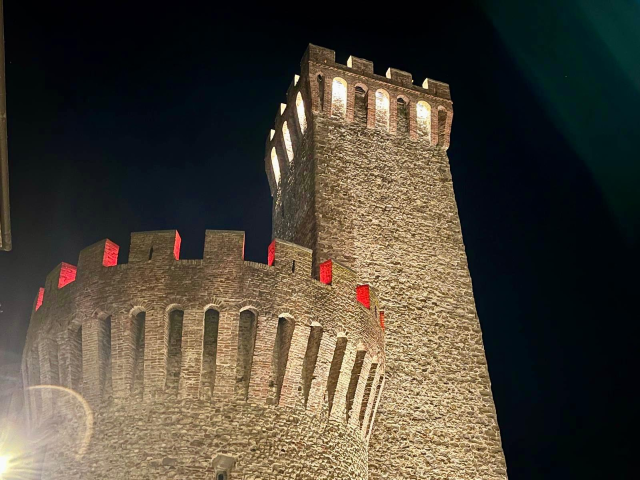 UMBERTIDE CELEBRA LA GIORNATA INTERNAZIONALE PER L'ELIMINAZIONE DELLA VIOLENZA CONTRO LE DONNE: LA ROCCA SI TINGE DI ROSSO