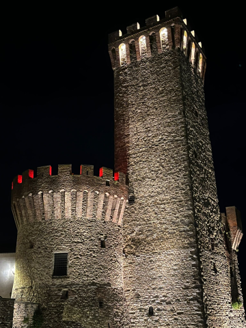LA ROCCA SI ILLUMINA DI ROSSO: UMBERTIDE CELEBRA LA GIORNATA MONDIALE CONTRO L’AIDS