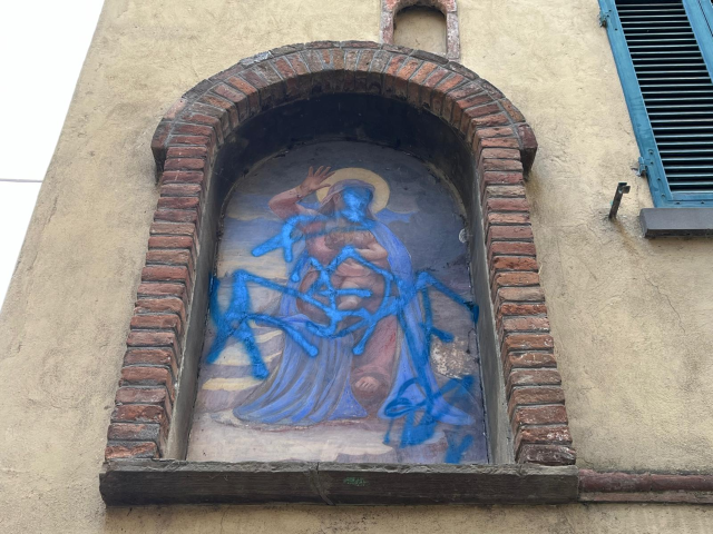 Vile atto vandalico a Umbertide: imbrattata l'edicola votiva di via Alberti