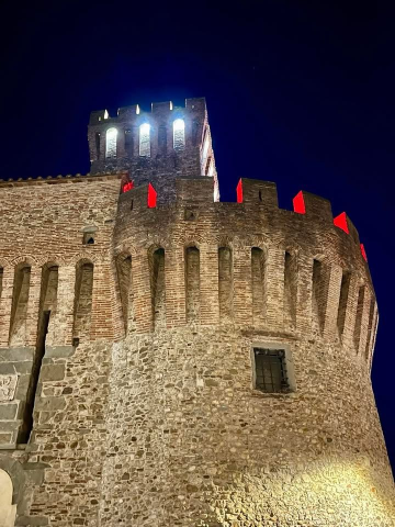 𝗨𝗡𝗢 𝗗𝗘𝗜 𝗧𝗢𝗥𝗥𝗜𝗢𝗡𝗜 𝗗𝗘𝗟𝗟𝗔 𝗥𝗢𝗖𝗖𝗔 𝗦𝗜 𝗘̀ 𝗧𝗜𝗡𝗧𝗢 𝗗𝗜 𝗥𝗢𝗦𝗦𝗢 𝗣𝗘𝗥 𝗖𝗘𝗟𝗘𝗕𝗥𝗔𝗥𝗘 𝗟𝗔 𝗚𝗜𝗢𝗥𝗡𝗔𝗧𝗔 𝗠𝗢𝗡𝗗𝗜𝗔𝗟𝗘 𝗗𝗘𝗟𝗟𝗔 𝗦𝗖𝗟𝗘𝗥𝗢𝗦𝗜 𝗠𝗨𝗟𝗧𝗜𝗣𝗟𝗔