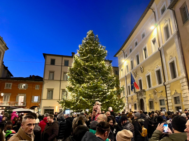 UMBERTIDE ACCENDE LA MAGIA DEL NATALE: IN PIAZZA MATTEOTTI L'ILLUMINAZIONE DEL GRANDE ALBERO, TRA DIVERTIMENTO E UN FORTE SENSO DI COMUNITA'