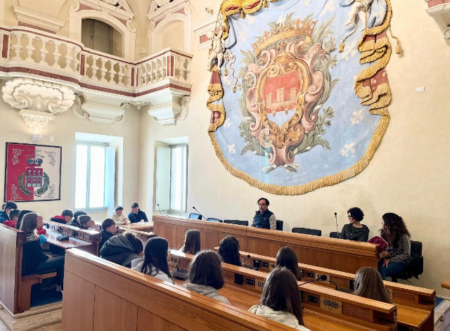 LE CLASSI TERZE DELLA SCUOLA MEDIA MAVARELLI-PASCOLI IN VISITA AL PALAZZO COMUNALE DI UMBERTIDE