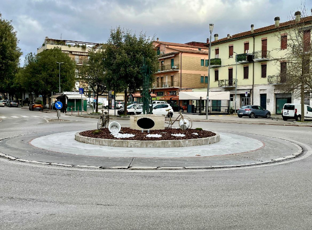COMPLETATI I LAVORI DI MANUTENZIONE ALLA ROTATORIA DELLA STAZIONE TRA VIA GARIBALDI E LA TIBERINA