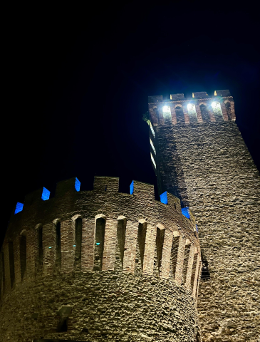 UNO DEI TORRIONI DELLA ROCCA SI ILLUMINA DI BLU IN OCCASIONE DELLA GIORNATA INTERNAZIONALE DELLA DISLESSIA 2025 - Campagna Internazionale “Uniti per la Dislessia”