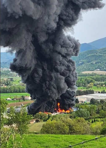 INCENDIO IN UN’AZIENDA DI MATERIE PLASTICHE A PIAN D’ASSINO: AL LAVORO VIGILI DEL FUOCO, ARPA, USL E TECNICI COMUNALI
