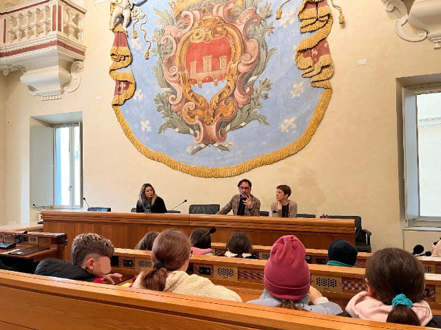 GLI ALUNNI DELLA SCUOLA PRIMARIA DI PIERANTONIO IN VISITA AL PALAZZO COMUNALE: EDUCAZIONE CIVICA, PARTECIPAZIONE E DIALOGO CON LE ISTITUZIONI