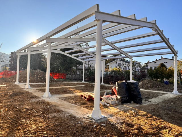 PRENDE FORMA LA NUOVA AULA OUTDOOR ALL'APERTO DOTATA DI IMPIANTO FOTOVOLTAICO ALLA SCUOLA D’INFANZIA “MARCELLA MONINI”