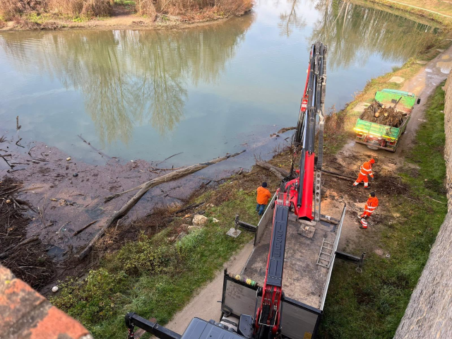 TEVERE: TERMINATI I LAVORI DI PULIZIA DEL FIUME NEL TRATTO URBANO DI UMBERTIDE, CON LA RIMOZIONE DEI TRONCHI E DEL LEGNAME RIMASTI BLOCCATI E INTRAPPOLATI SOTTO IL PONTE