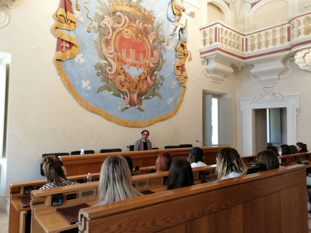 Educazione civica, visita di due classi del "Da Vinci" in Comune