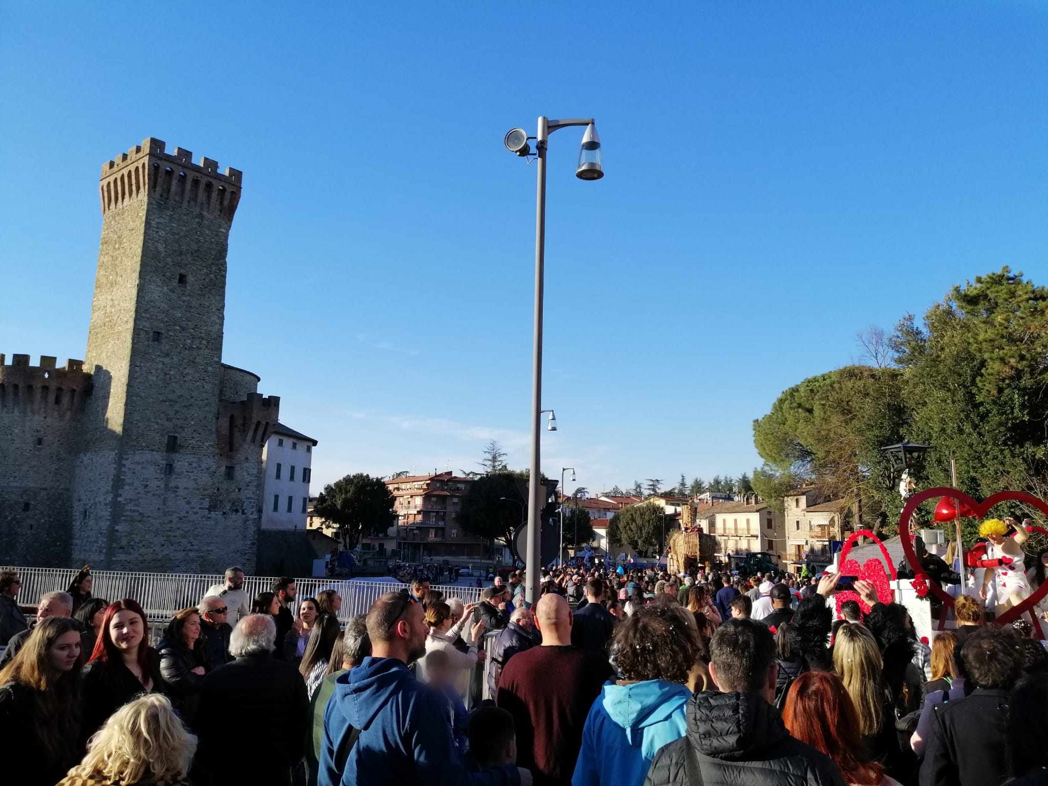 Festa, musica e tanto divertimento: grandissimo successo per i Carri di Carnevale ad Umbertide