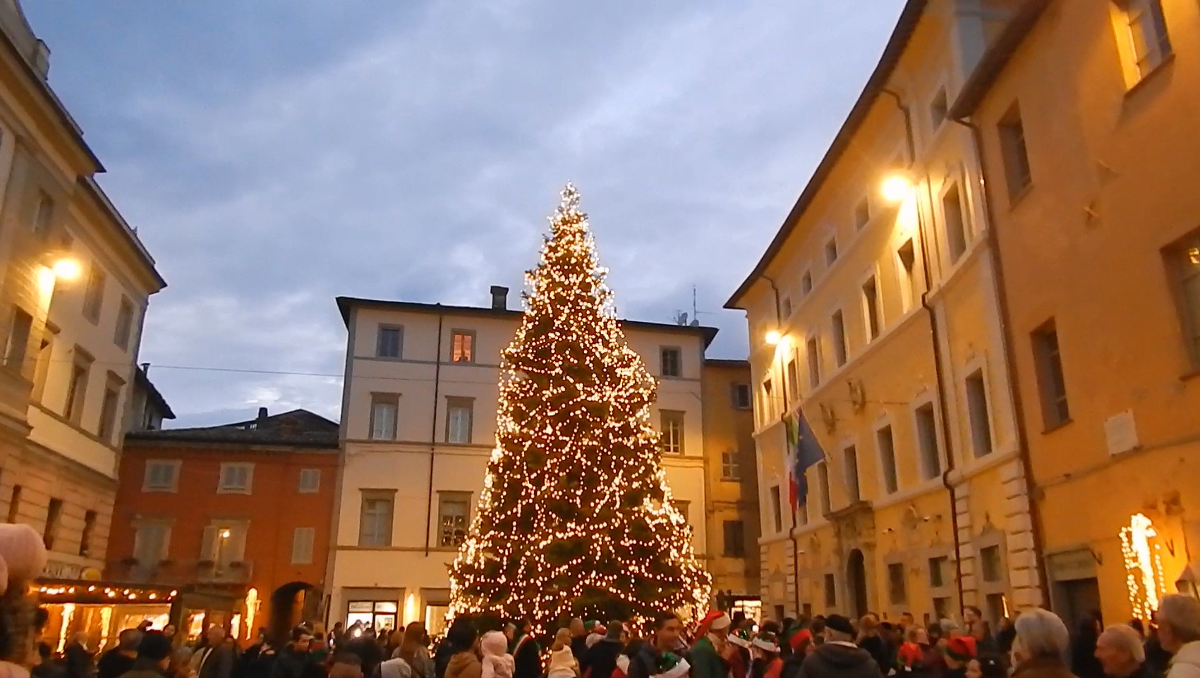 Ha preso il via ufficialmente a Umbertide il Natale 2022: inaugurato il Villaggio di Babbo Natale alla Rocca, acceso l'Albero di piazza Matteotti e taglio del nastro di “Presepe d'Autore” in via Garibaldi 