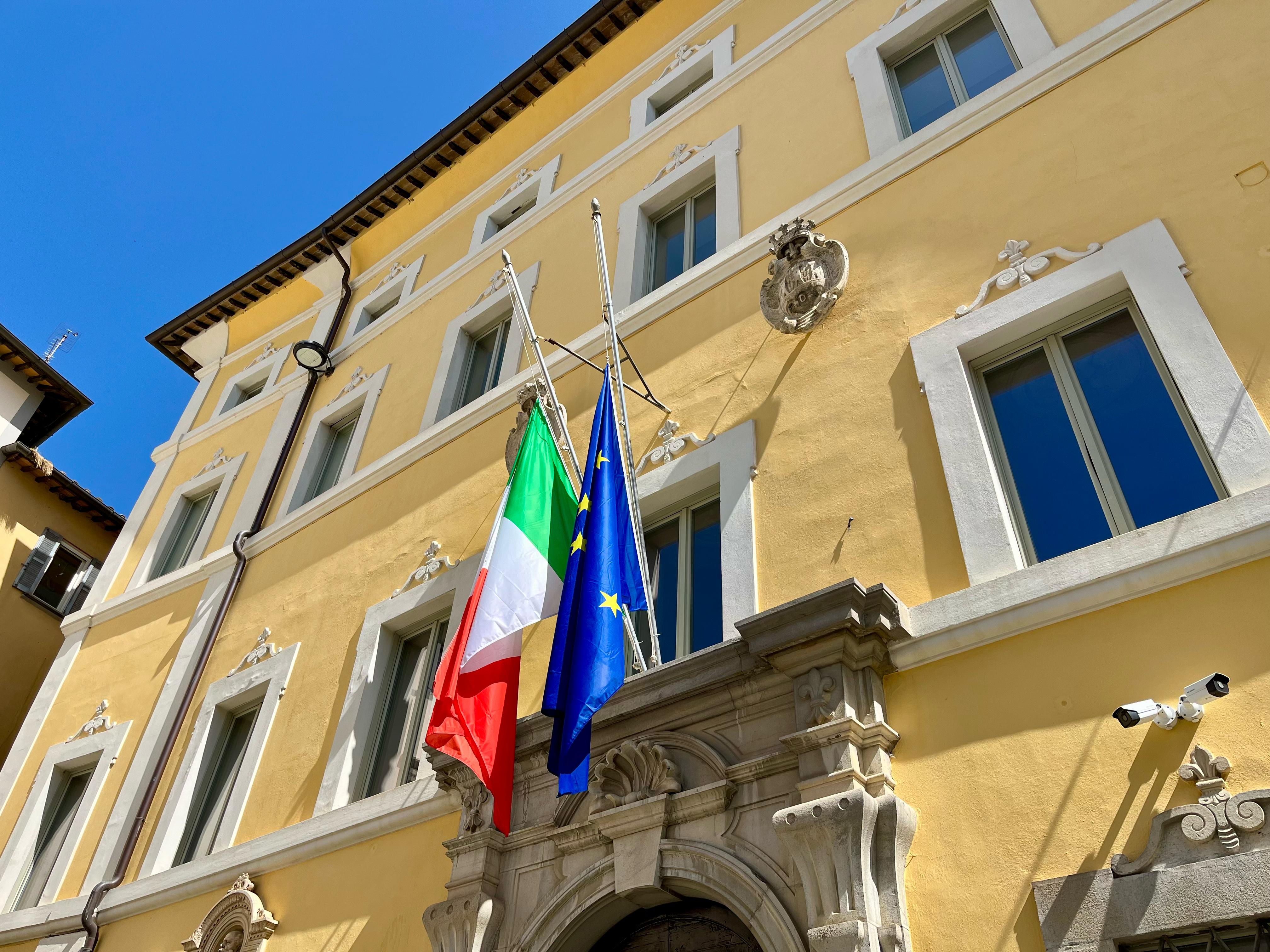 UMBERTIDE RENDE OMAGGIO A PAPA FRANCESCO: BANDIERE A MEZZ’ASTA IN SEGNO DI LUTTO