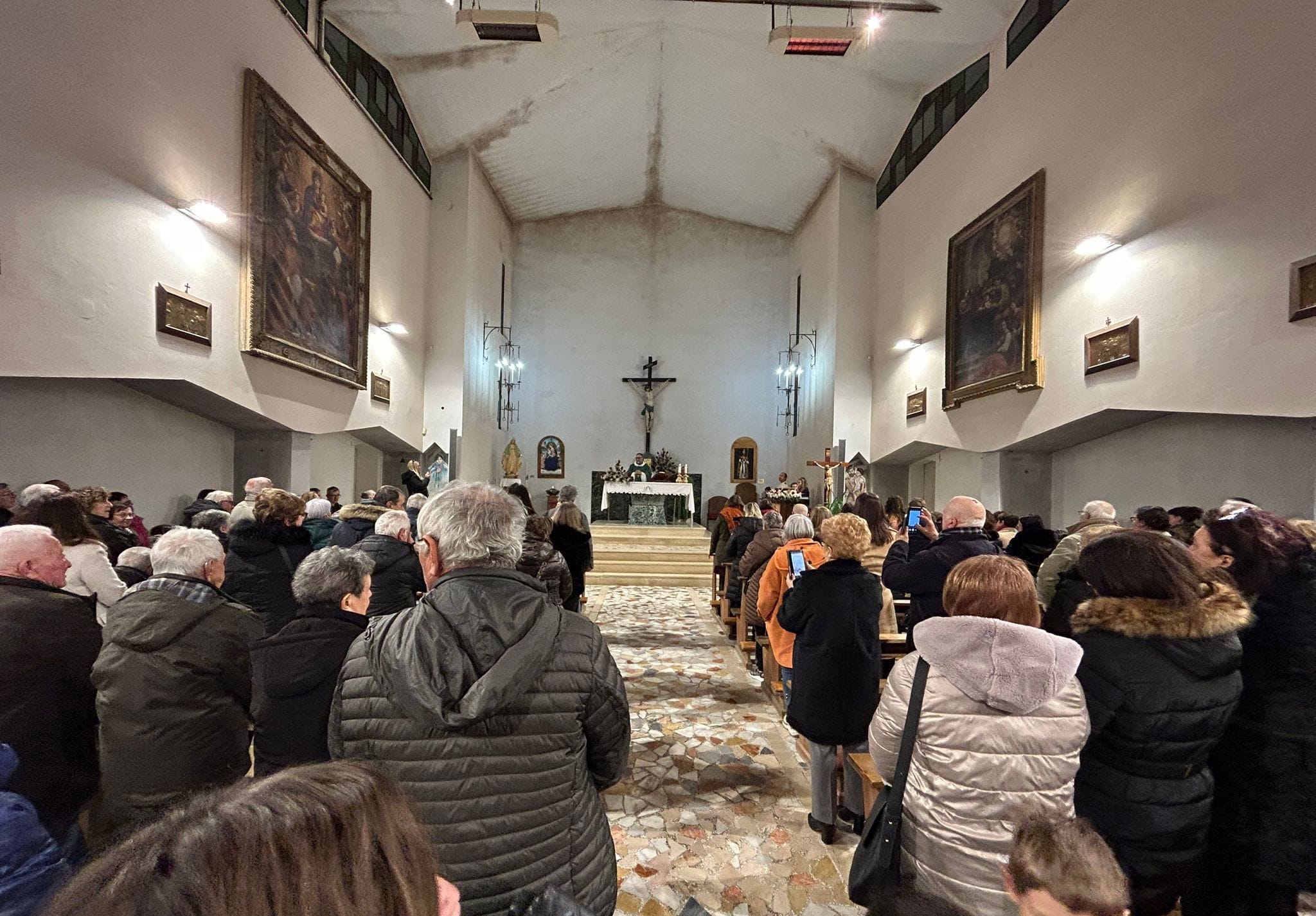 Quaranta anni di sacerdozio di don Aldo di Bernardo, salutato e ringraziato dal sindaco Carizia. Presente l'assessore Cenciarini