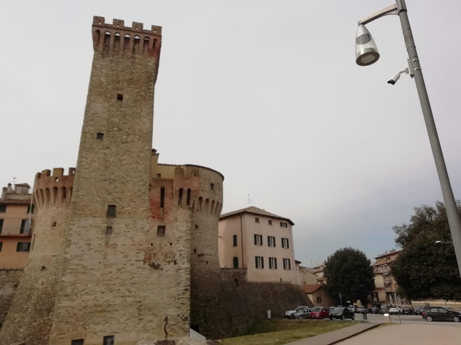 Sicurezza, si rafforza il sistema di videosorveglianza del territorio: nuova telecamera per monitorare piazza del Mercato