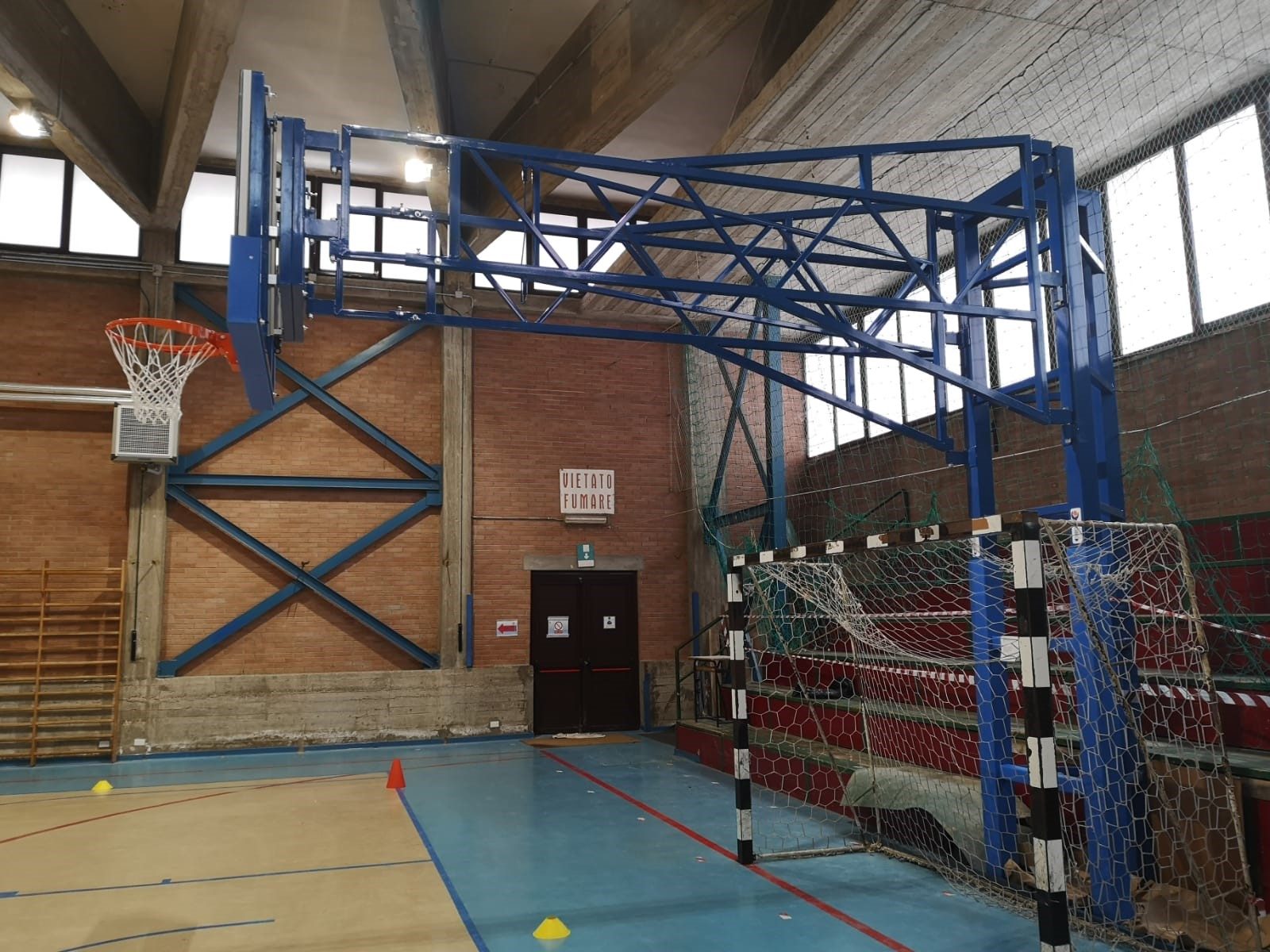 Due nuovi canestri per la palestra della scuola media “Mavarelli-Pascoli"