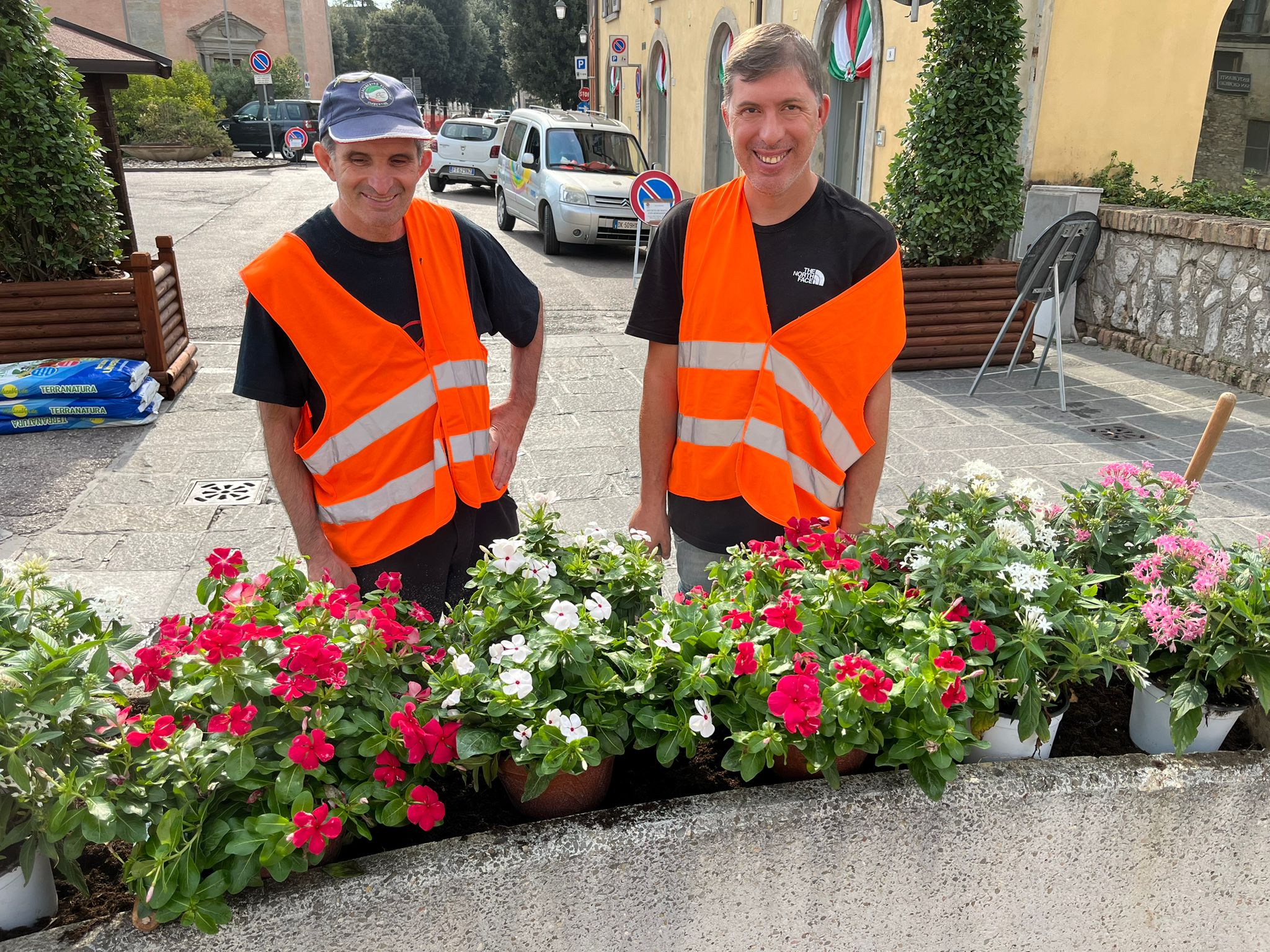 piantine piazza 800 gruppo volontari 3