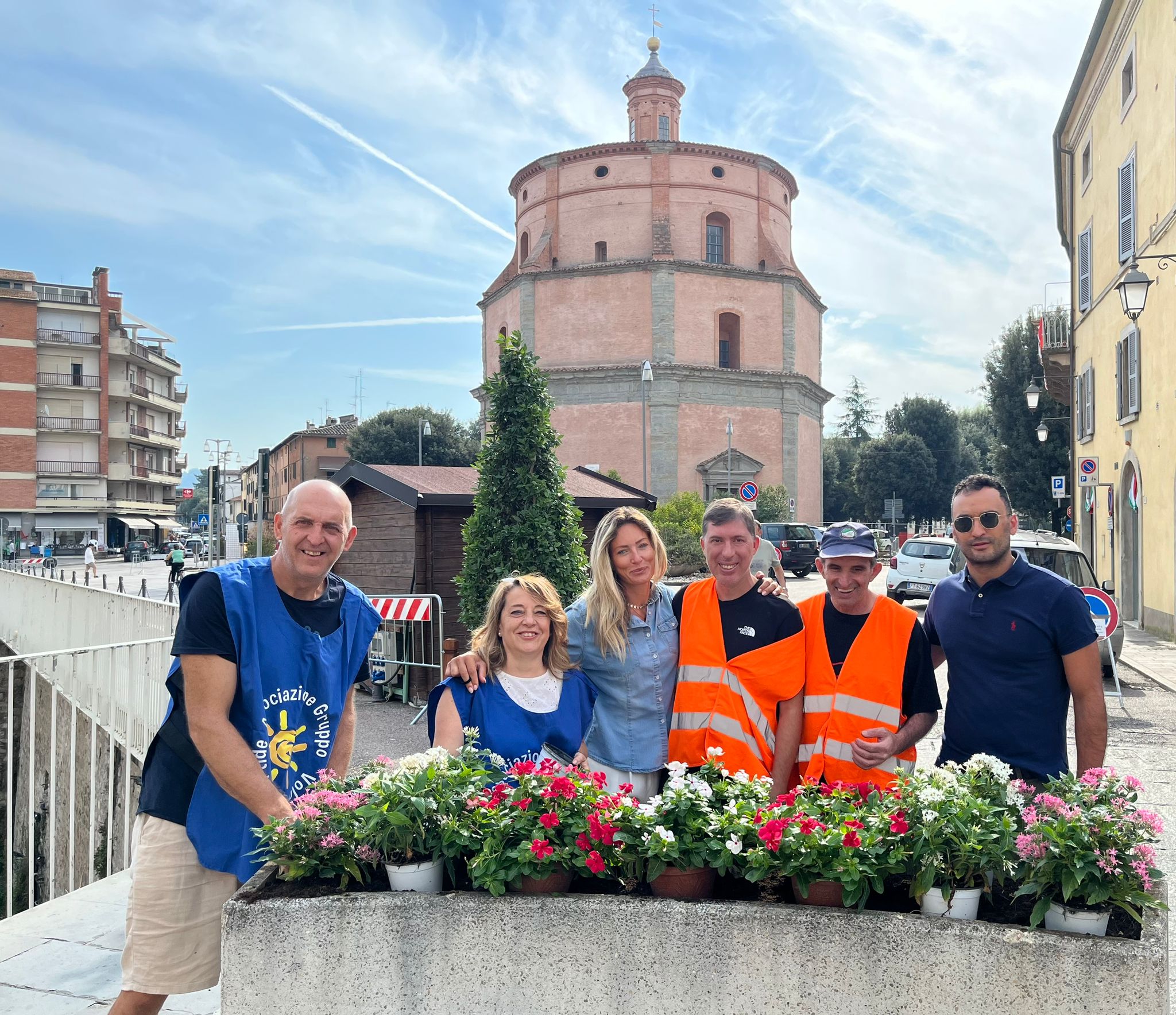 L'Associazione Gruppo Volontari Umbertide abbellisce Piazza Matteotti con il progetto "Prendiamoci Cura" in vista della Fratta dell'800