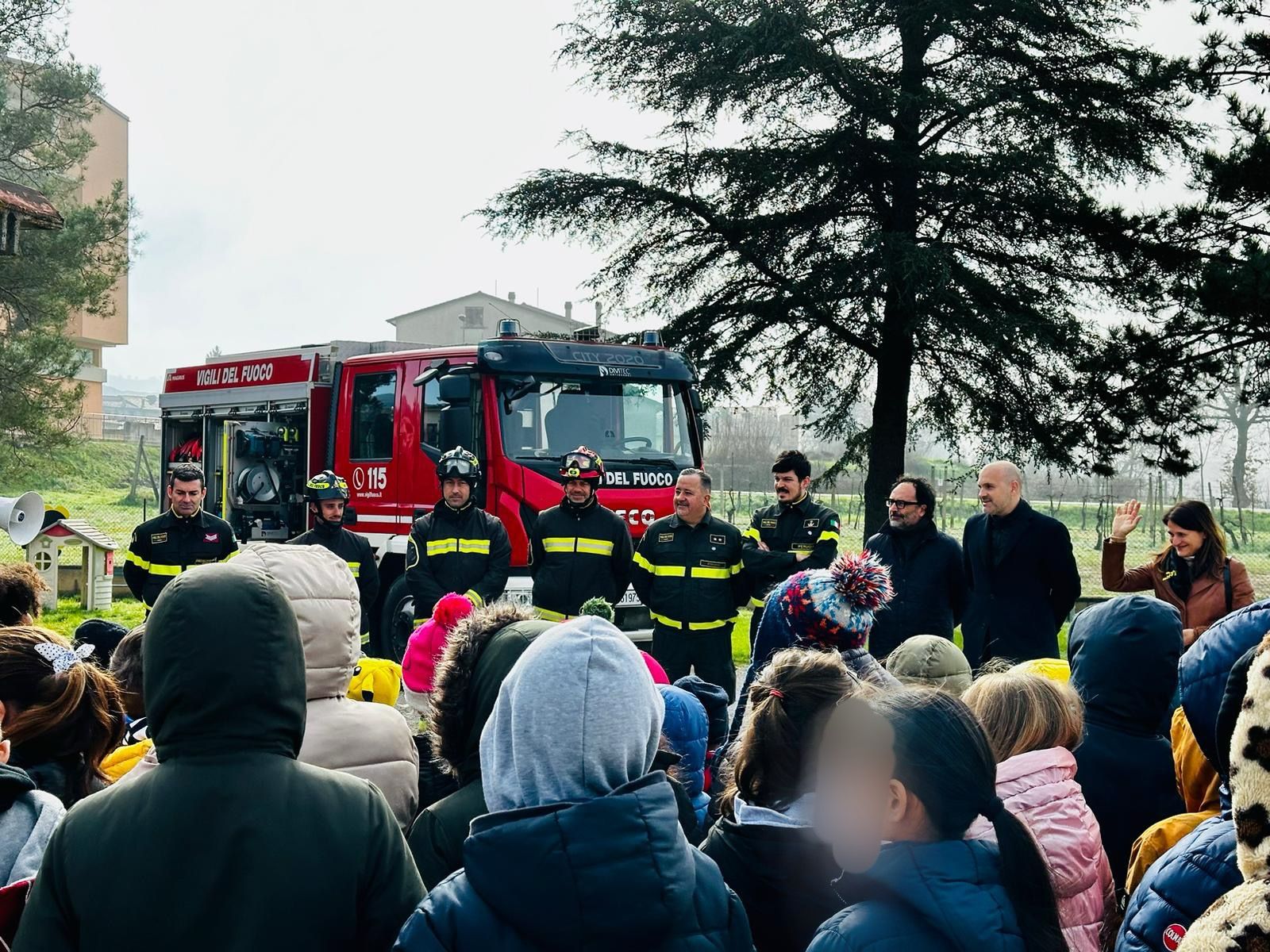 Visita dei Vigili del Fuoco e del Sottosegretario del Ministero dell'Interno, Emanuele Prisco, insieme al Sindaco Luca Carizia, ai bambini della scuola dell'infanzia e primaria di Pierantonio per ringraziarli della loro canzoncina dedicata ai Pompieri