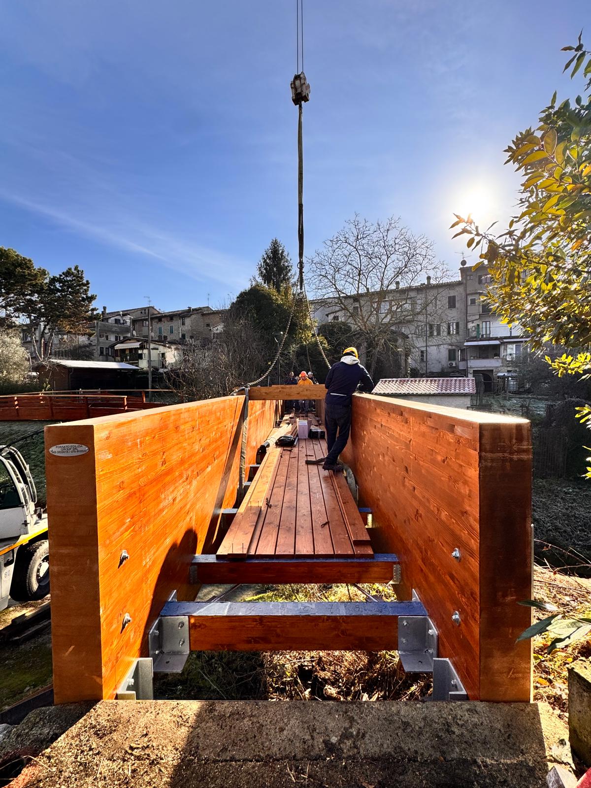 NUOVA VITA AL PONTE REGGIA: INIZIATA QUESTA MATTINA L'INSTALLAZIONE DELLA NUOVA PASSERELLA PEDONALE CHE ATTRAVERSA IL TORRENTE ACCANTO ALLA PIATTAFORMA