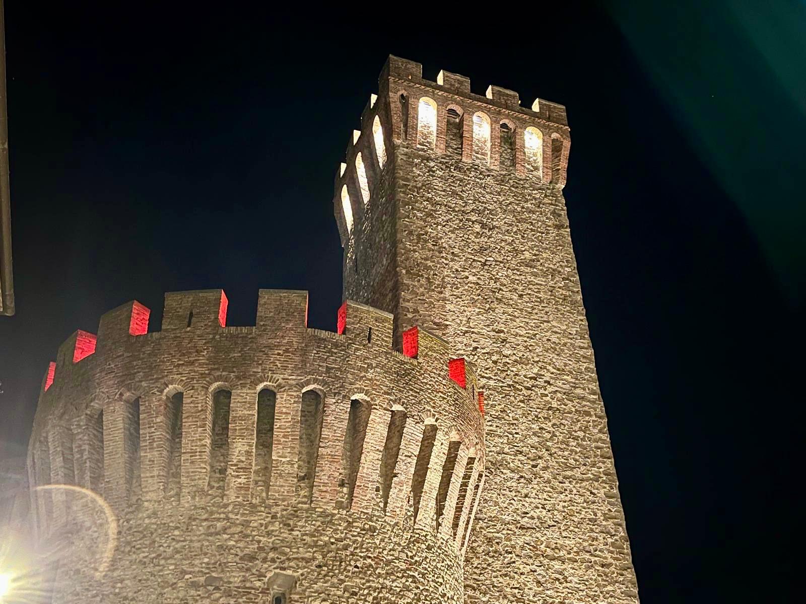 UMBERTIDE CELEBRA LA GIORNATA INTERNAZIONALE PER L'ELIMINAZIONE DELLA VIOLENZA CONTRO LE DONNE: LA ROCCA SI TINGE DI ROSSO