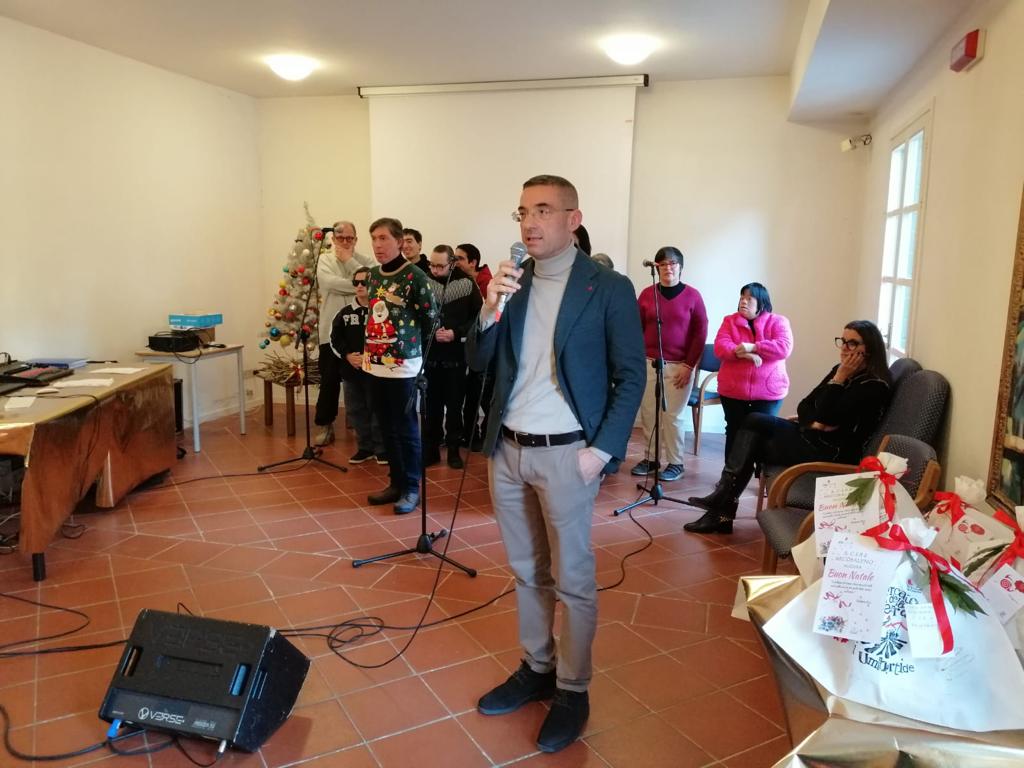L'Amministrazione Comunale dona un tavolo da ping-pong ai ragazzi dell'associazione Arcobaleno. In arrivo anche due panchine per arredo urbano con spazio centrale multifunzionale.