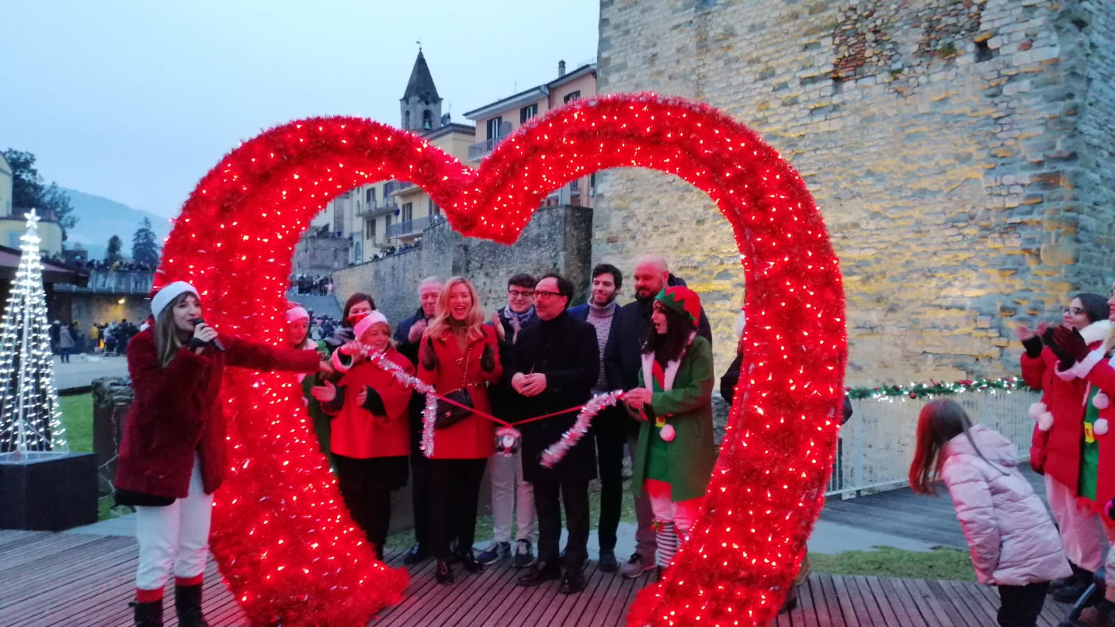 A Umbertide è arrivato il Natale 2023: inaugurato il Villaggio di Babbo Natale alla Rocca, acceso l'Albero di piazza Matteotti e inaugurazione della mostra “60 anni di pittura” di Antonio Renzini.