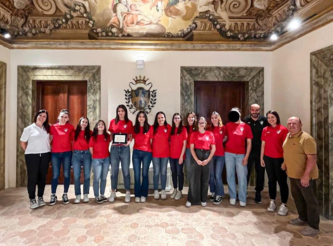 La squadra femminile del Volley Umbertide trionfa e scala le vette della Serie D, conquistando la Serie C: le atlete incontrano l'Amministrazione Comunale