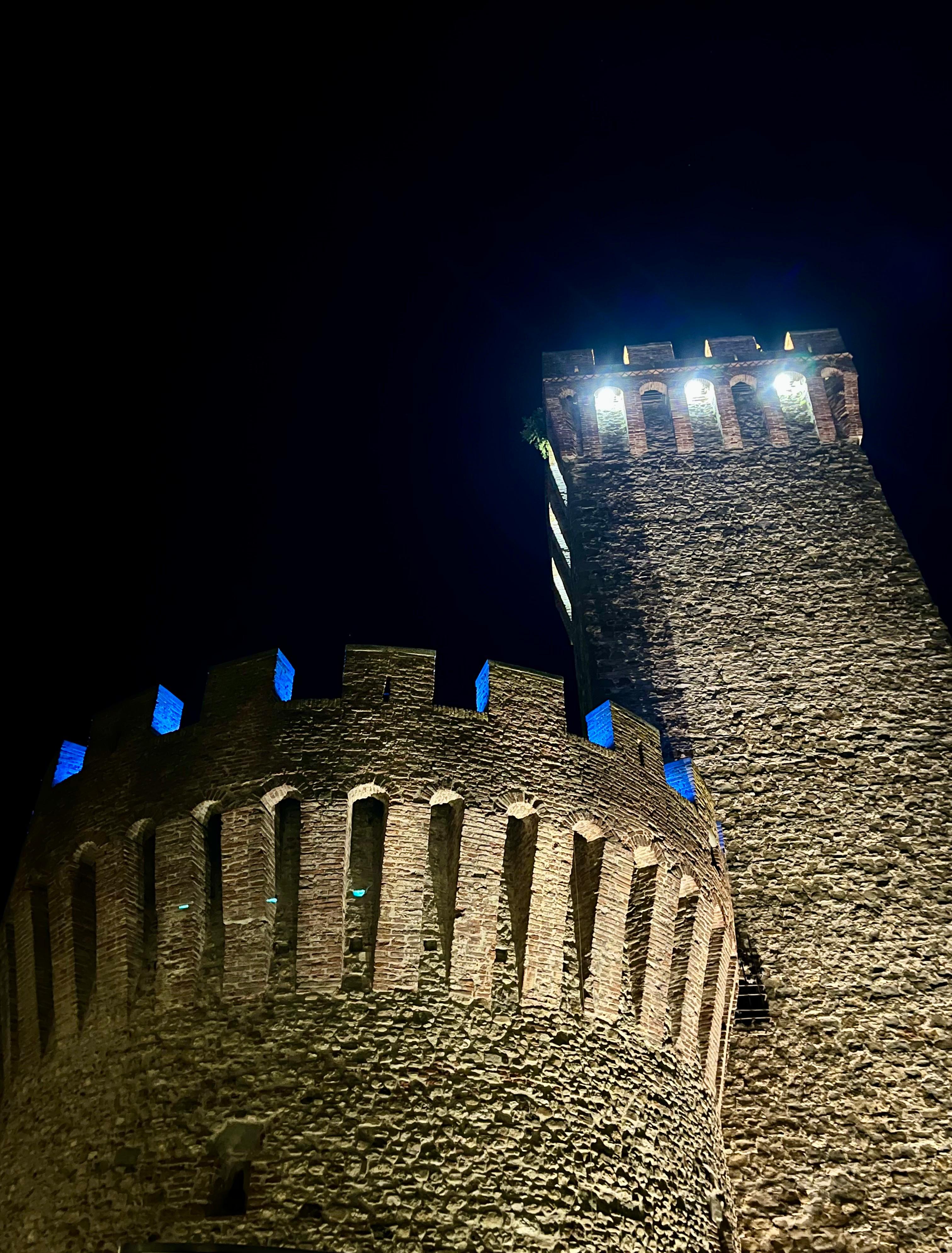 UNO DEI TORRIONI DELLA ROCCA SI ILLUMINA DI BLU IN OCCASIONE DELLA GIORNATA INTERNAZIONALE DELLA DISLESSIA 2025 - Campagna Internazionale “Uniti per la Dislessia”