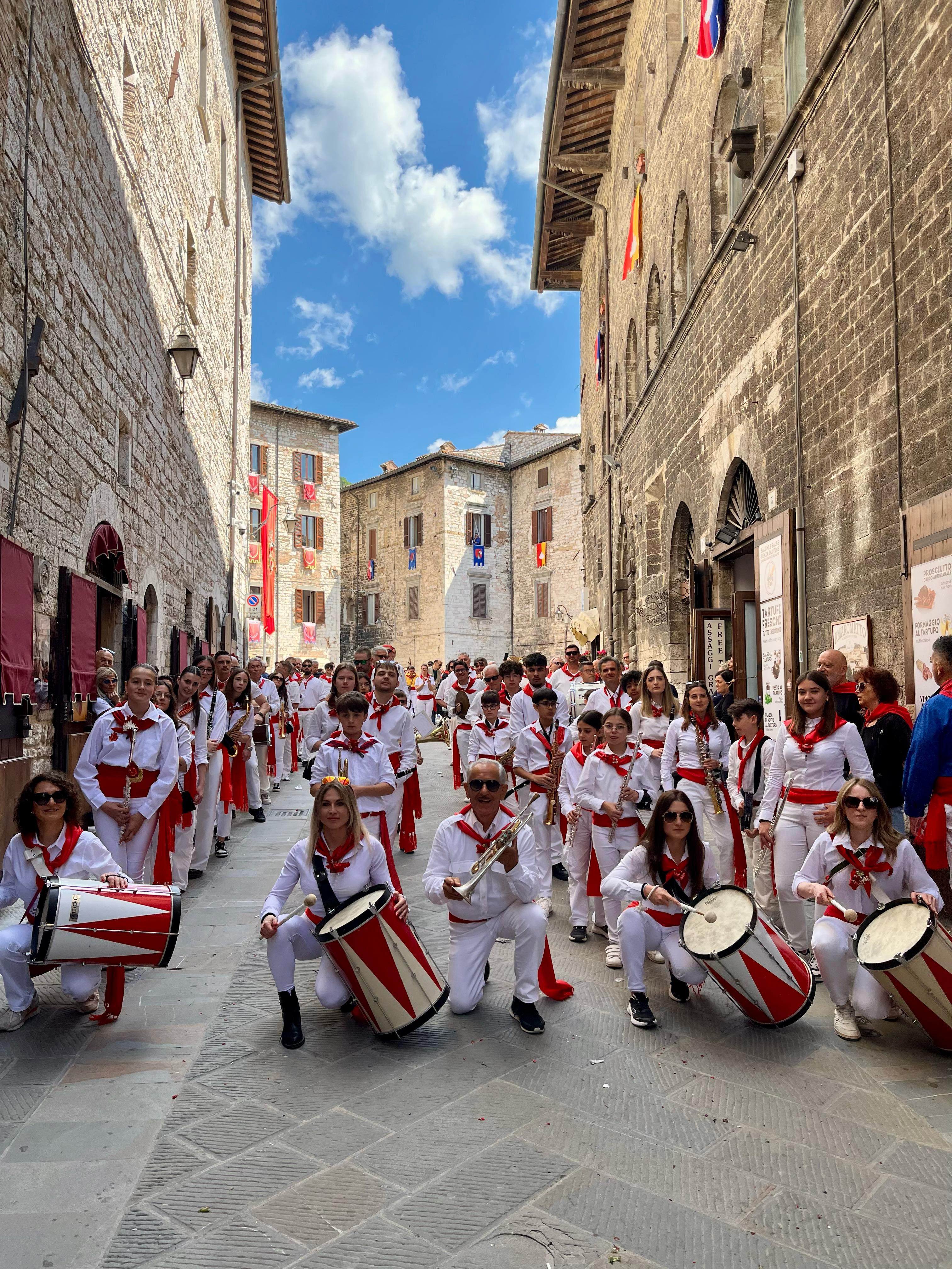 LA BANDA CITTÀ DI UMBERTIDE PROTAGONISTA AI CERI DI GUBBIO: MUSICA, FESTA E GRANDE COINVOLGIMENTO PER TUTTA LA CITTÀ