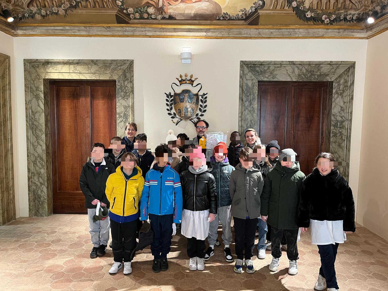 GLI ALUNNI DELLA SCUOLA PRIMARIA GARIBALDI FANNO VISITA AL SINDACO PRESSO IL PALAZZO COMUNALE IN OCCASIONE DELLA “GIORNATA DELLA CURA”