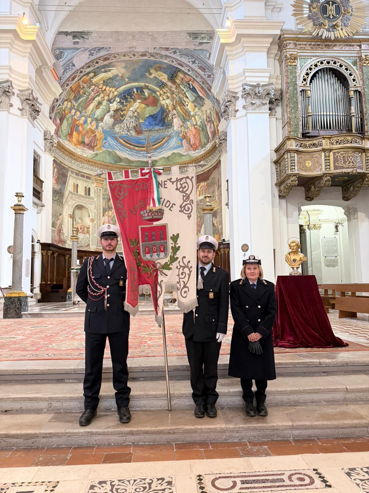 FESTA REGIONALE DI SAN SEBASTIANO A SPOLETO: LA POLIZIA LOCALE DI UMBERTIDE PRESENTE CON IL GONFALONE IN UNA GIORNATA DI RICONOSCIMENTO E GRATITUDINE