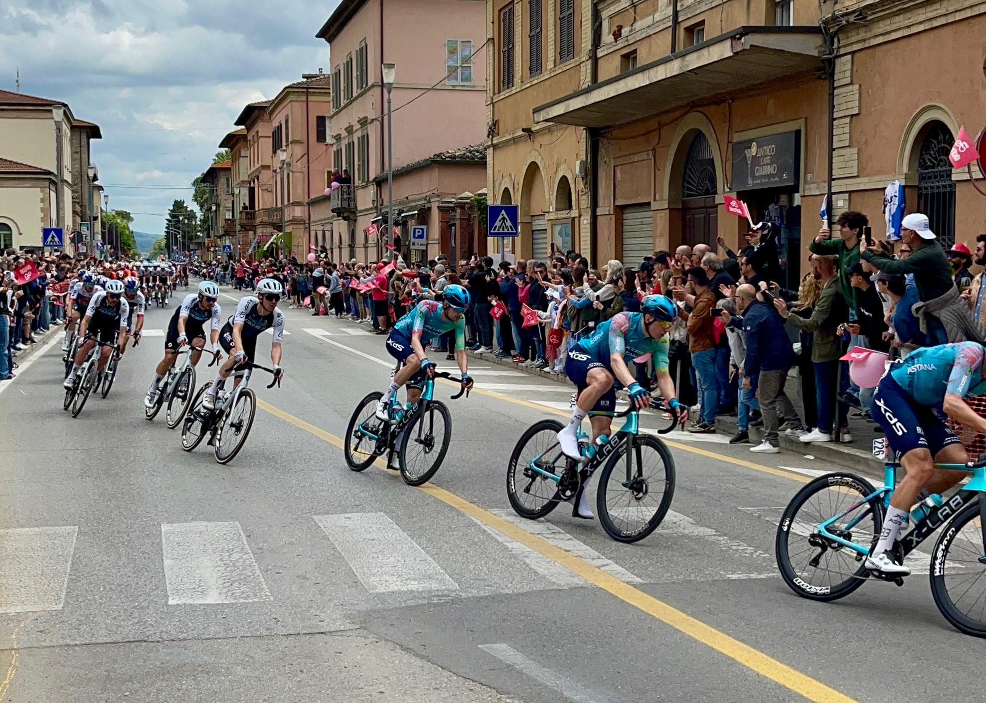 UMBERTIDE IN FESTA PER IL PASSAGGIO DEL GIRO D’ITALIA: GRANDE SUCCESSO PER LA CAROVANA ROSA E SPETTACOLO IN VIA GARIBALDI