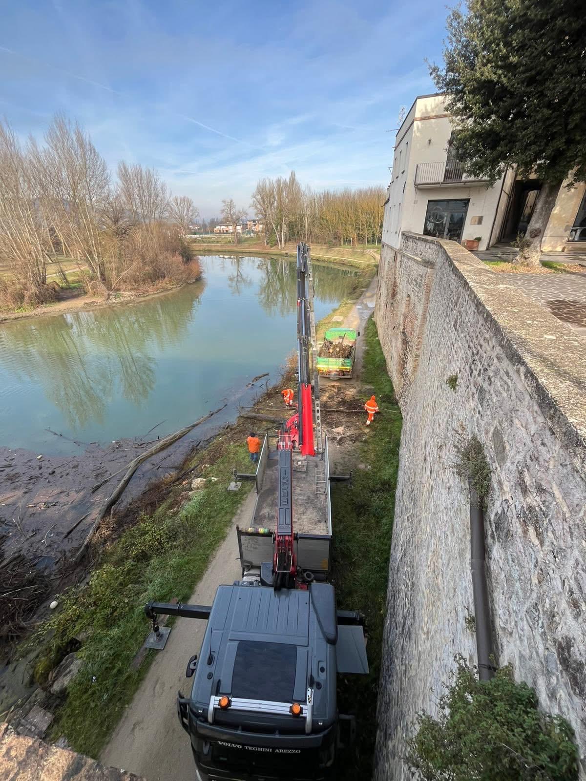 WhatsApp Image 2025-12-24 at 08.44.44 (1)