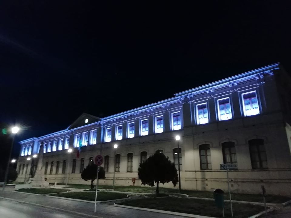 Giornata delle malattie rare, la scuola “Giuseppe Garibaldi” illuminata di bianco