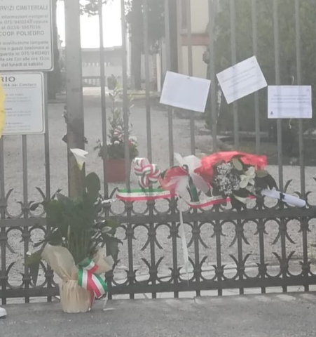 Calle bianche all'esterno dei cimiteri comunali in omaggio di tutti i defunti