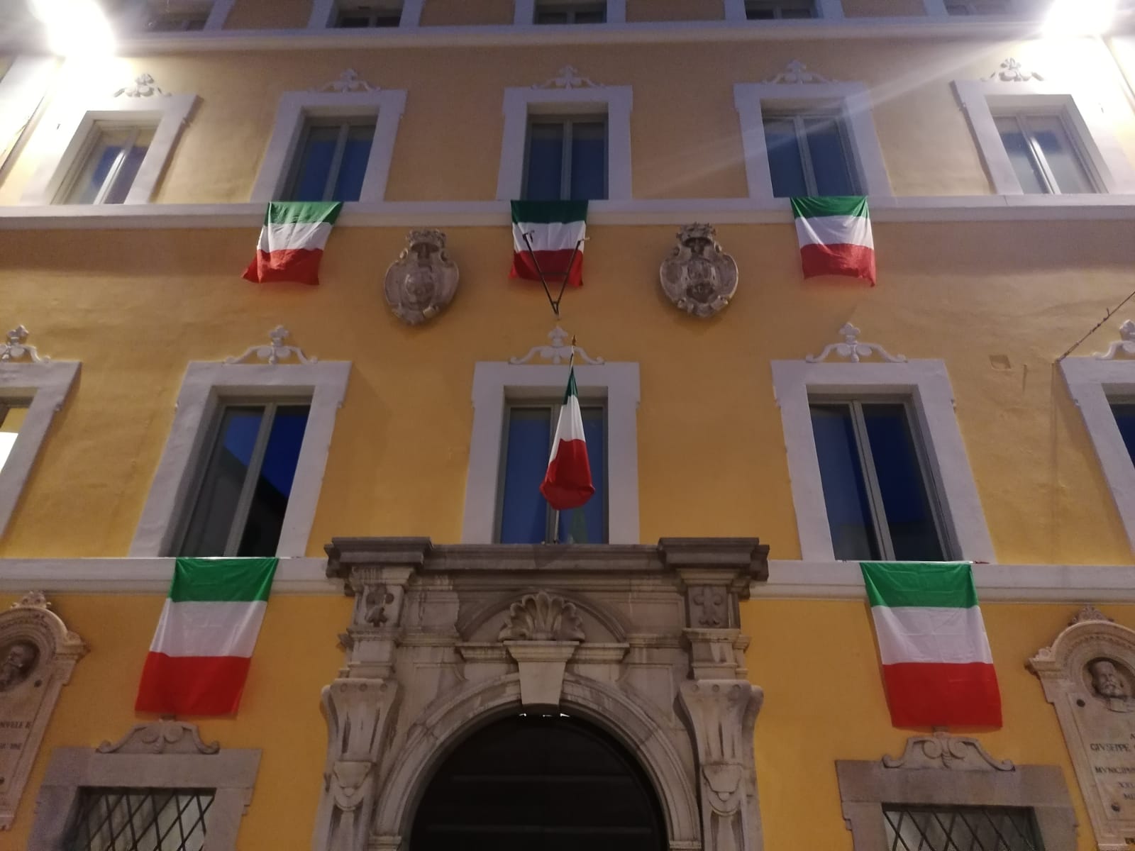 Tricolori sulla facciata del Municipio e della scuola “Garibaldi” per la Festa della Repubblica. Il sindaco Carizia: “Sia un 2 Giugno all’insegna dell’unità, della riconoscenza e della vicinanza"