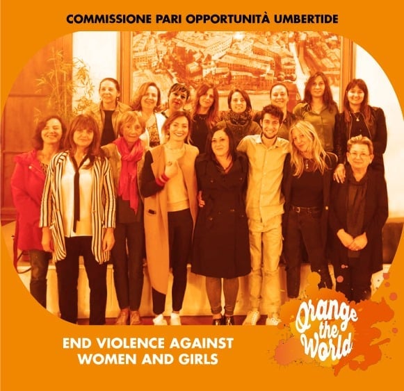 Umbertide si illumina di rosso contro la violenza sulle donne