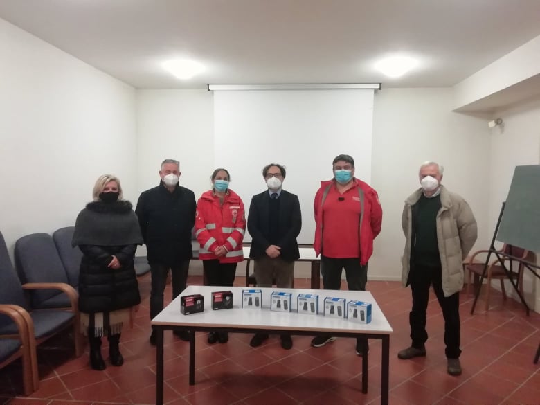 Cellulari per far sentire meno soli gli anziani della Residenza Balducci durante le festività natalizie, avvenuta la donazione da parte della Croce Rossa Italiana e dell'Amministrazione Comunale
