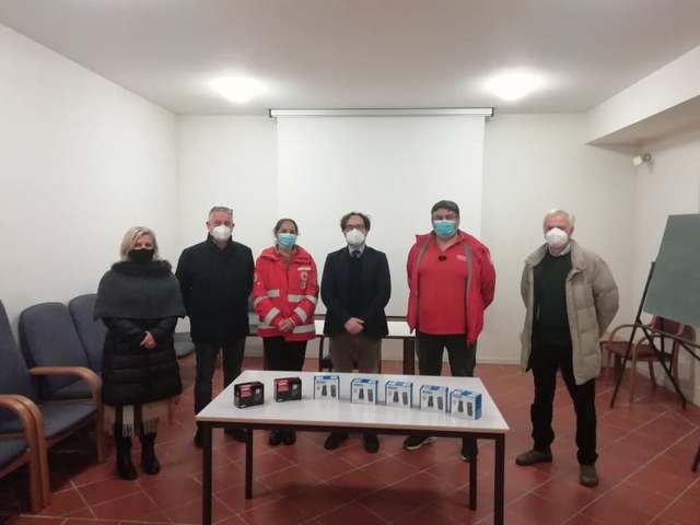Cellulari per far sentire meno soli gli anziani della Residenza Balducci durante le festività natalizie, avvenuta la donazione da parte della Croce Rossa Italiana e dell'Amministrazione Comunale