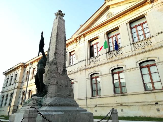 Giornata della Memoria, la scuola “Garibaldi” si illumina per ricordare le vittime dell'Olocausto