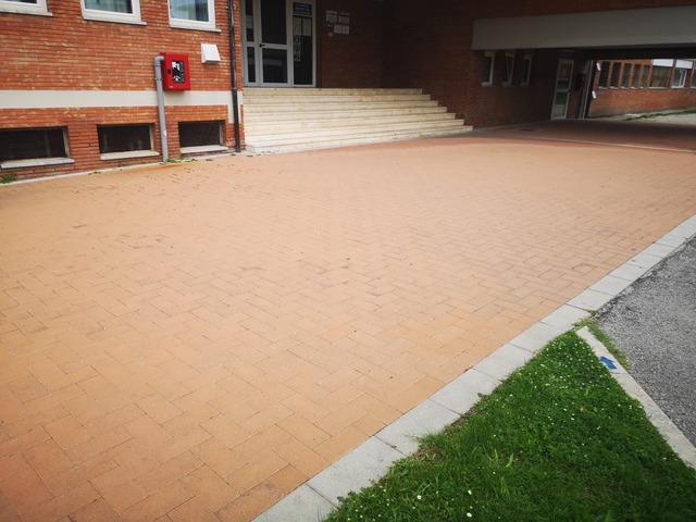 Edilizia scolastica, terminato il rifacimento delle pavimentazioni all'esterno della “Mavarelli-Pascoli”, in dirittura di arrivo gli interventi alla “Di Vittorio”