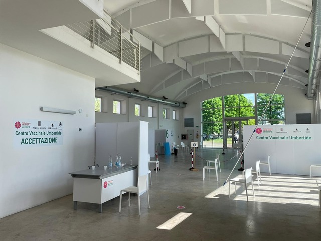 Aperto al Magazzino Ex-Tabacchi il nuovo centro cittadino destinato alla vaccinazione di massa